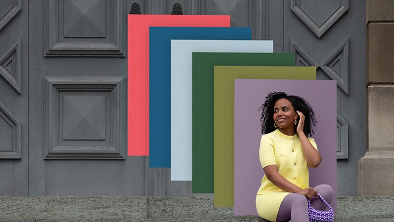 A woman is sitting on a flight of stairs wearing colour-coordinated compression garments; behind her are overlapping patches of colour in various trendy shades. A woman is sitting on a flight of stairs wearing colour-coordinated compression garments; behind her are overlapping patches of colour in various trendy shades.