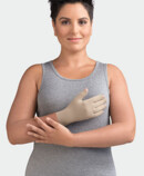 Mulher usa luva Juzu Classic Seamless com dedos fechados Mulher usa luva Juzu Classic Seamless com dedos fechados