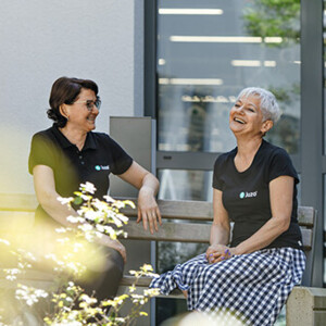 Employées sur un banc au soleil Employées sur un banc au soleil