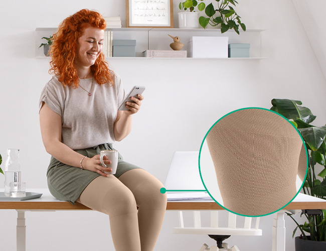 zone fonctionnelle Genou Femme avec Juzo Expert et zone fonctionnelle Genou assise à un bureau