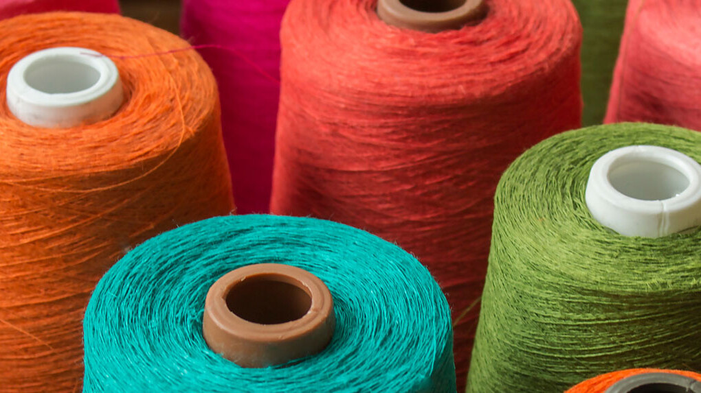 Klosjes met garen in verschillende kleuren Klosjes met garen in verschillende kleuren