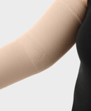 Immagine prodotto Juzo bracciale compressivo con la zona funzionale Gomito Donna indossa un bracciale compressivo Juzo con la zona funzionale Gomito