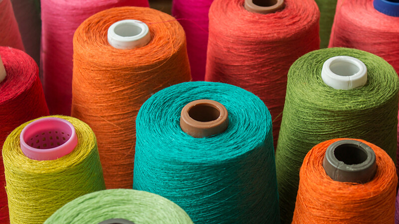 Bobines contenant des fils de différentes couleurs Bobines contenant des fils de différentes couleurs