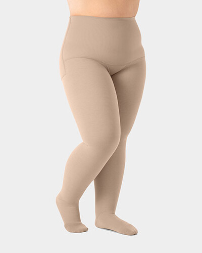 Collants de compression Juzo Expert Jambe d'une personne portant des collants de compression Juzo Expert et se tenant légèrement de profil.