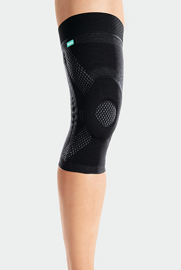 Genu Xtra-Wide Black Knee with JuzoFlex Genu-Wide in colour Black