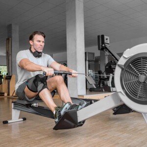 JuzoPro Patella Xtec Plus Mann im Fitness-Studio mit Patella Xtec Plus