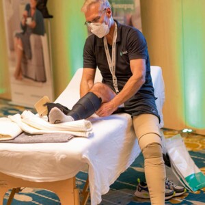 Praxisdemonstration Bei Praxisdemonstrationen zu Medizinischen adaptiven Kompressionssysteme wurden Juzo ACS Light und Juzo Compression Wrap vorgestellt.