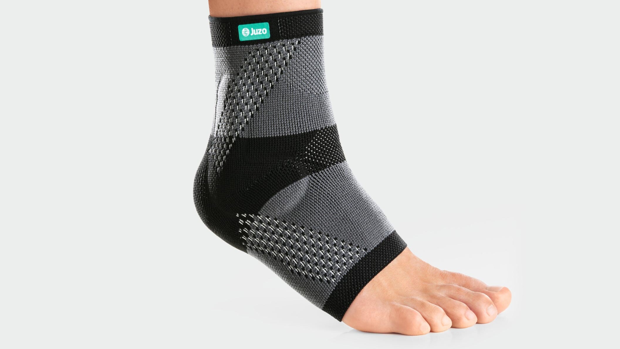 Jemand läuft über einen Feldweg und trägt dabei eine Sprunggelenkbandage Jemand läuft über einen Feldweg und trägt dabei eine Sprunggelenkbandage