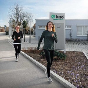 Feierabendlauf Zwei Juzo Mitarbeiterinnen beim Start in den Feierabendlauf.