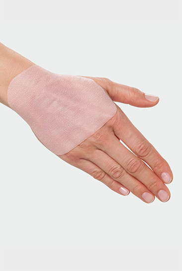 Juzo ScarPad, application on the hand Woman using Juzo ScarPad on the hand