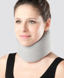 Mulher usando Colar Cervical 