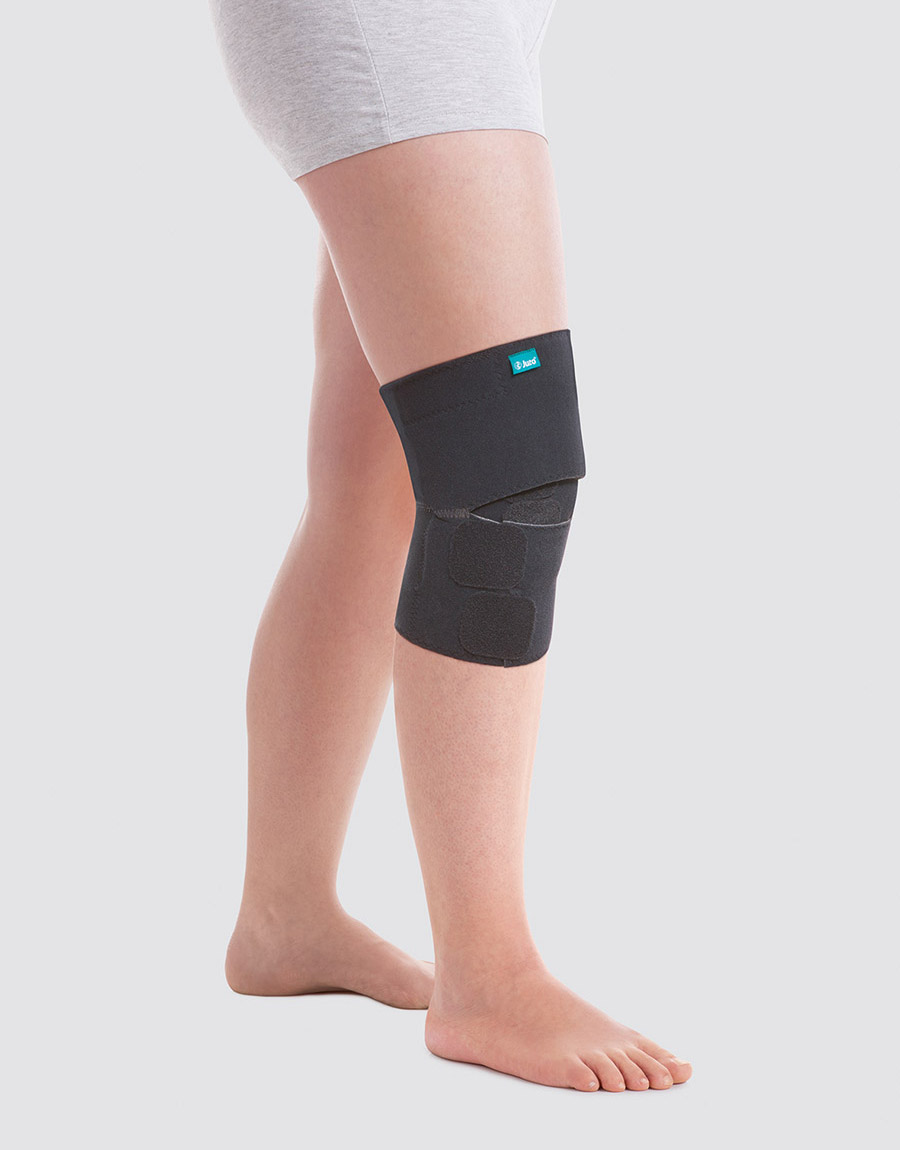 A person wearing the Juzo ACS Light knee segment A person wearing the Juzo ACS Light knee segment