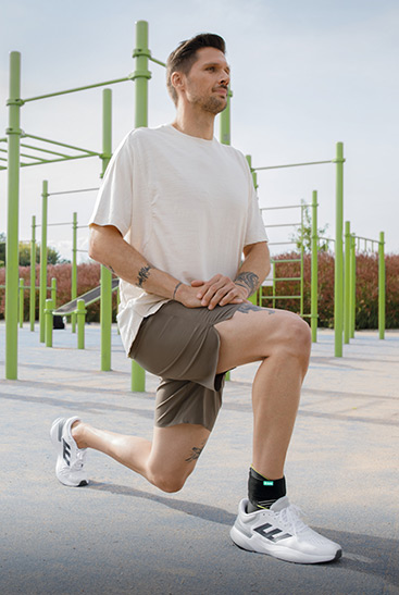 Man wearing JuzoPro Malleo Xtec Strong during exercise Man wearing JuzoPro Malleo Xtec Strong during exercise