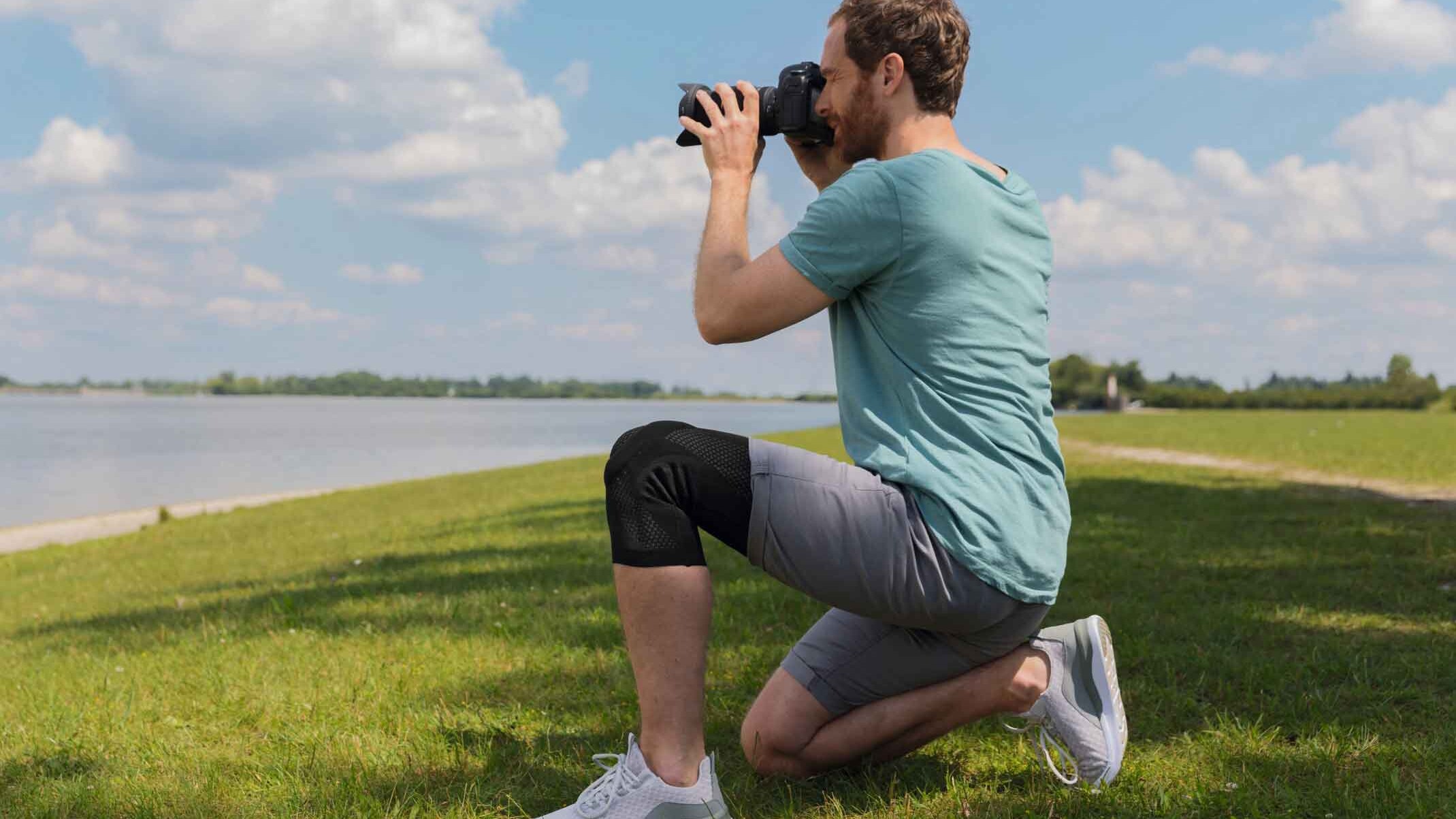 Ein Fotograf trägt eine Juzo Kniebandage Ein Fotograf trägt eine Juzo Kniebandage