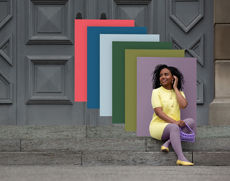 A woman wearing compression stockings in the colour Cozy Violet is sitting on a flight of stairs. In the background are the colour swatches of the current Juzo Trend Colours. A woman wearing compression stockings in the colour Cozy Violet is sitting on a flight of stairs. In the background are the colour swatches of the current Juzo Trend Colours.