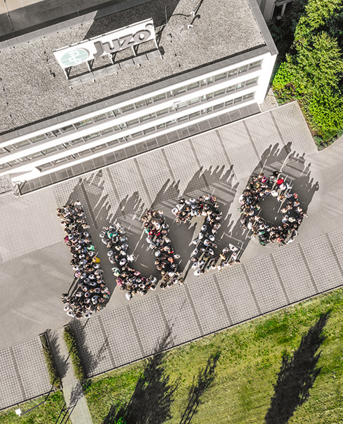 Juzo Mitarbeiter Juzo Mitarbeiter von oben beim Sommerfest