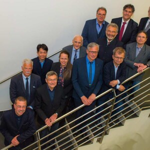 Referenten Vordere Reihe (v.l.n.r.): Ao. Univ. Prof. Dr. med. univ. Erich Brenner, Dr. med. Wolfgang Justus Brauer, Prim. Dr. med. Christian Ure, Prim. Dr. med. Christian Wiederer, Prof. Dr. Michael Koller Hintere Reihe (v.l.n.r.): Priv.-Doz. Dr. med. Waldenberger, Assoc.-Prof. PD Dr. med. Chieh-Han John Tzou, Priv.-Doz. Dr. med. Vivien Schacht, Prof. Dr. med. H.-Peter Berlien, Prim. Dr. med. Gert Apich, Prof. Dr. Dr. med. Rüdiger G. H. Baumeister, Prof. Jean-Paul Belgrado, Em. Prim. Dr. med. Walter Döller