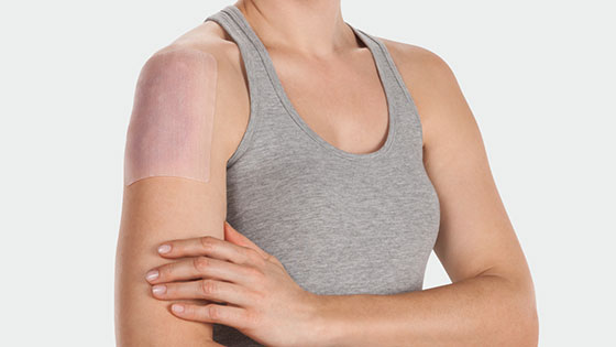 A woman is wearing the Juzo ScarPad on her shoulder A woman is wearing the Juzo ScarPad on her shoulder