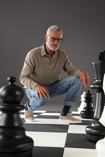 2. Lifestyle Image Juzo Dynamic Man and woman in Juzo Dynamic stockings standing on a large chessboard