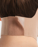 Chiusura di una maschera compressiva per il viso sulla nuca