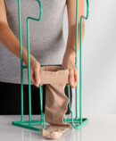 Femme utilisant Juzo Easy Fit Femme utilisant Juzo Easy Fit
