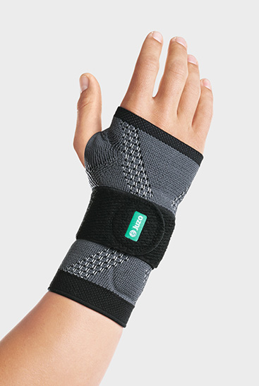 Handgelenkbandage JuzoFlex Manu Xtra an einer Hand Handgelenkbandage JuzoFlex Manu Xtra an einer Hand