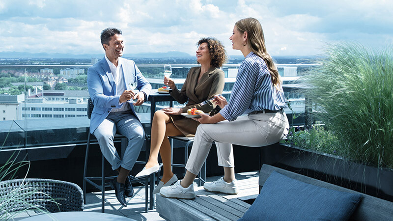 Um homem e duas mulheres com meias de compressão estão num terraço Um homem e duas mulheres com meias de compressão estão num terraço